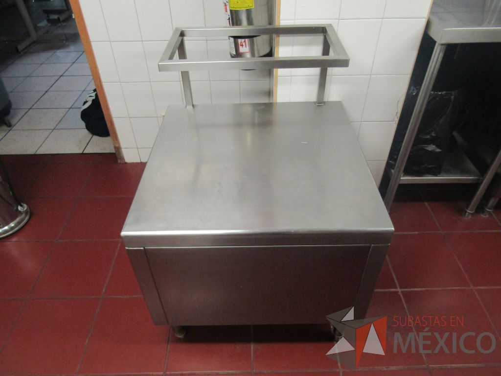Lote 466 - Mesa de trabajo con 1 repisa de acero inoxidable - Imagen 2