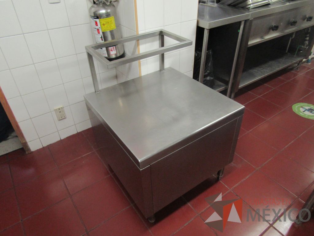 Lote 466 - Mesa de trabajo con 1 repisa de acero inoxidable - Imagen 4