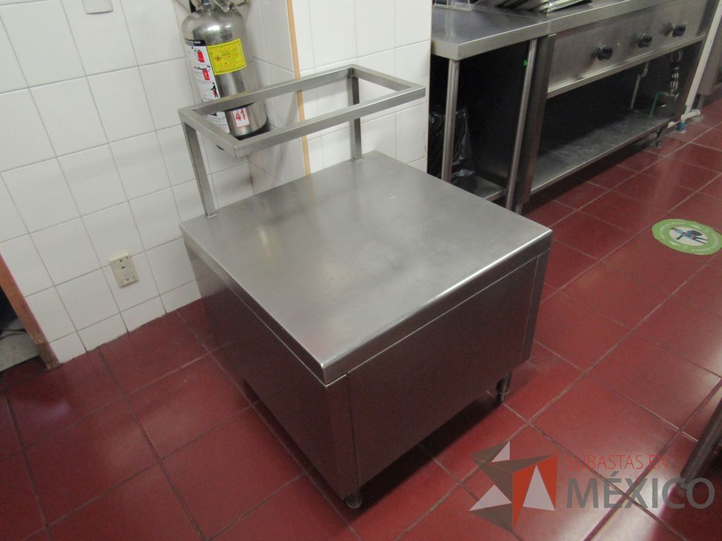 Lote 466 - Mesa de trabajo con 1 repisa de acero inoxidable