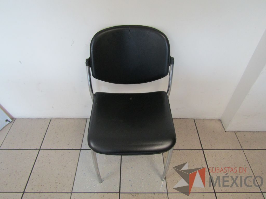 Lote 474 - 2 Sillas fijas, asiento y respaldo en piel color negro - Imagen 2