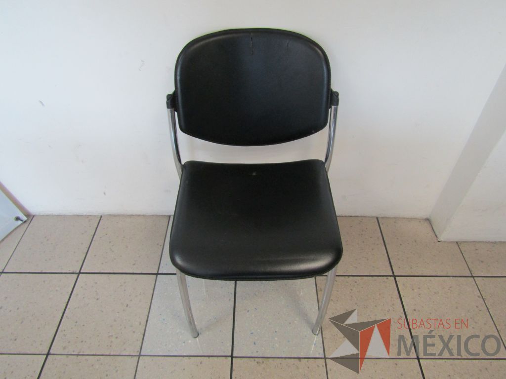 Lote 474 - 2 Sillas fijas, asiento y respaldo en piel color negro