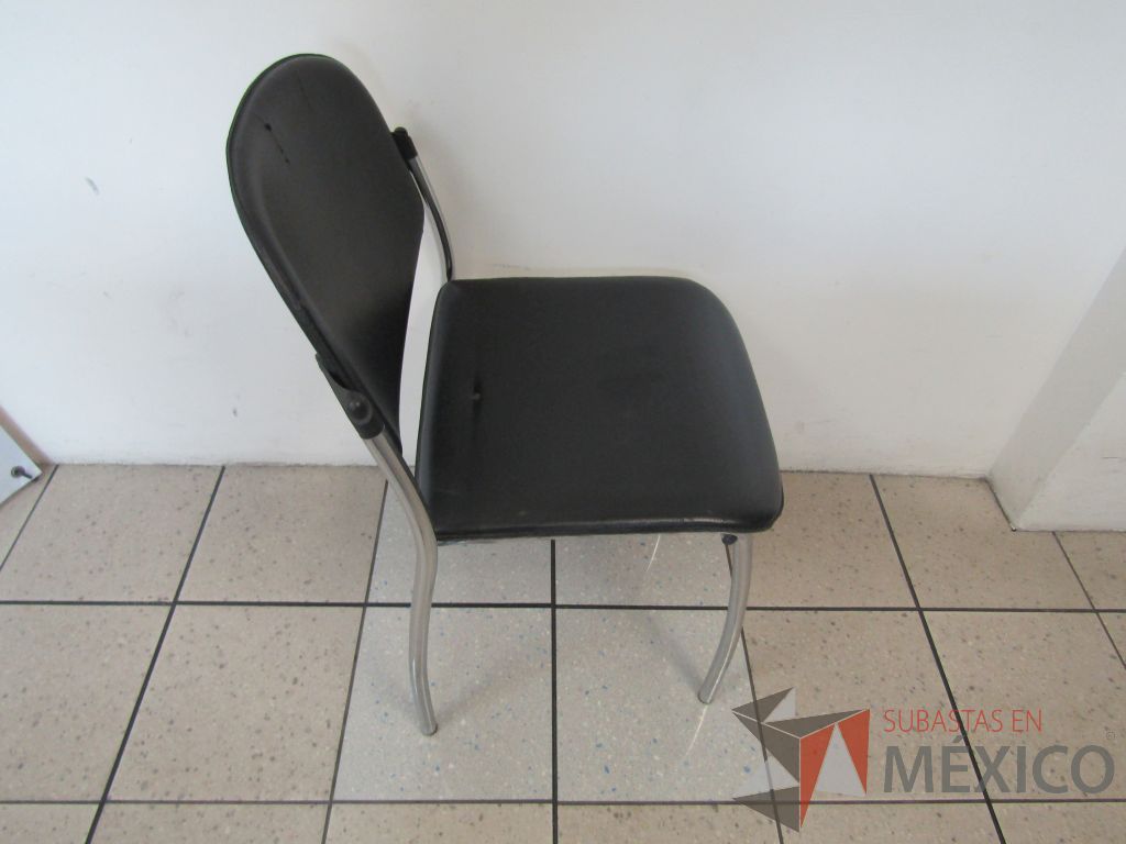 Lote 474 - 2 Sillas fijas, asiento y respaldo en piel color negro - Imagen 3