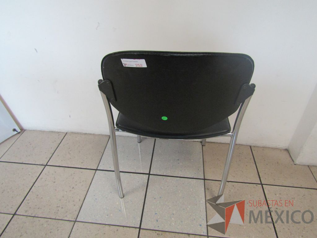 Lote 474 - 2 Sillas fijas, asiento y respaldo en piel color negro - Imagen 4