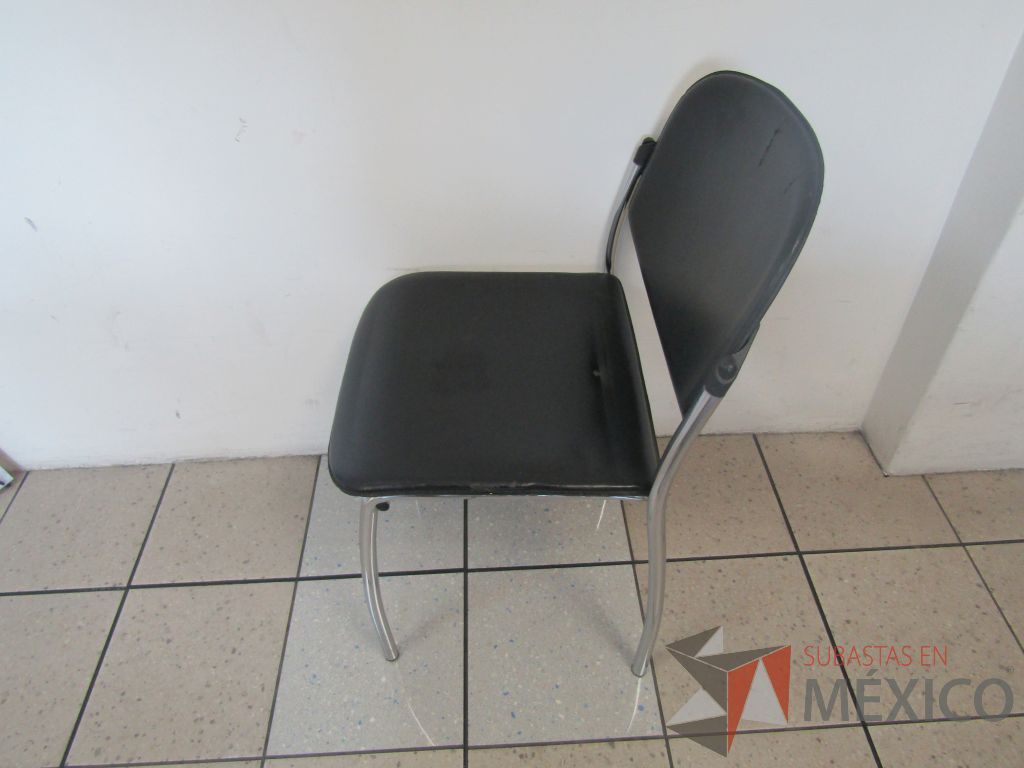 Lote 474 - 2 Sillas fijas, asiento y respaldo en piel color negro - Imagen 5
