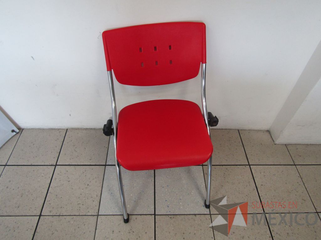 Lote 476 - 2 Sillas fijas, asiento y respaldo en plástico color rojo