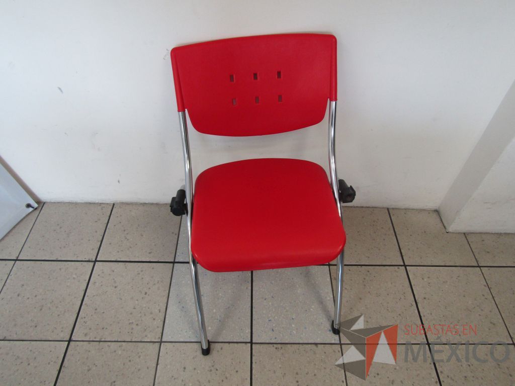 Lote 476 - 2 Sillas fijas, asiento y respaldo en plástico color rojo - Imagen 2