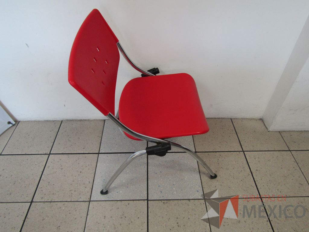 Lote 476 - 2 Sillas fijas, asiento y respaldo en plástico color rojo - Imagen 3