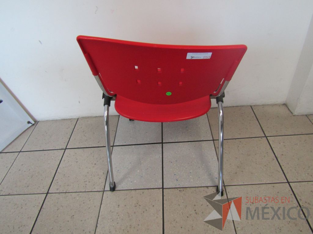 Lote 476 - 2 Sillas fijas, asiento y respaldo en plástico color rojo - Imagen 4