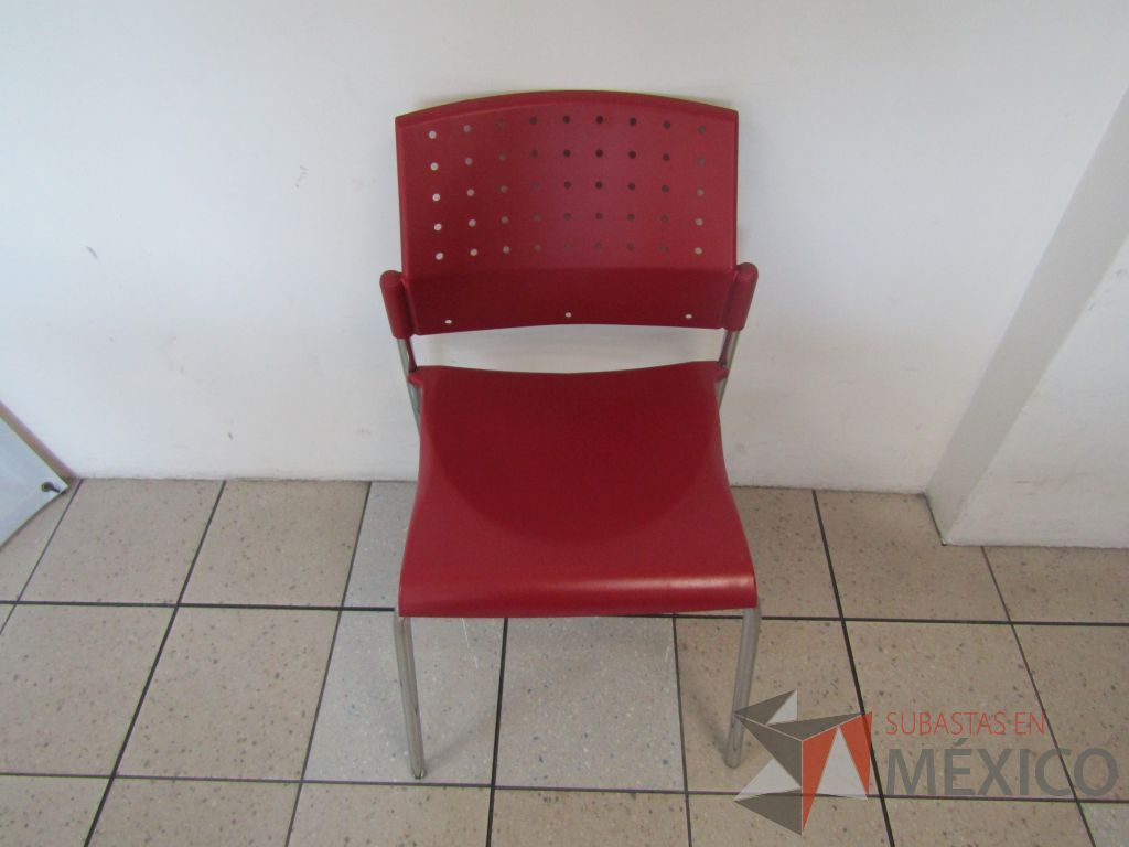 Lote 478 - 2 Sillas fijas, asiento y respaldo en plástico color rojo carmesí - Imagen 2