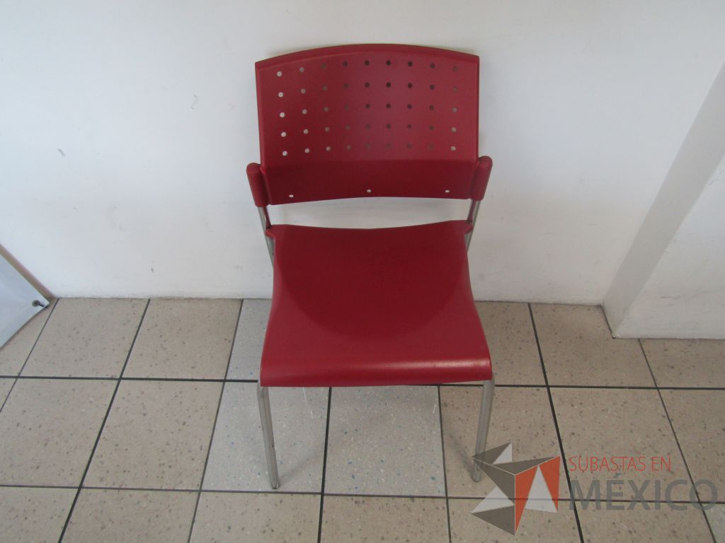 Lote 478 - 2 Sillas fijas, asiento y respaldo en plástico color rojo carmesí