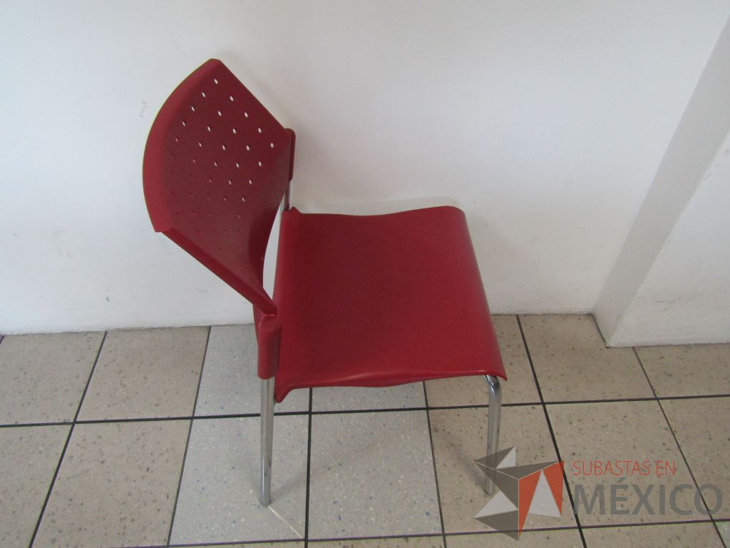 Lote 478 - 2 Sillas fijas, asiento y respaldo en plástico color rojo carmesí - Imagen 3