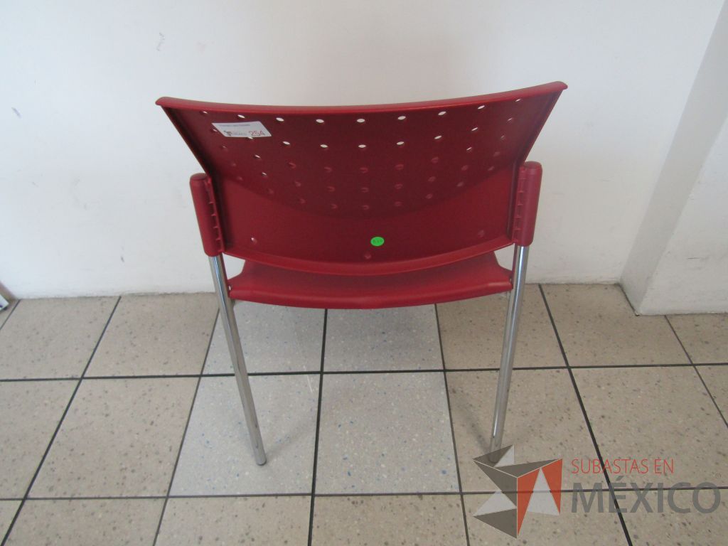 Lote 478 - 2 Sillas fijas, asiento y respaldo en plástico color rojo carmesí - Imagen 4