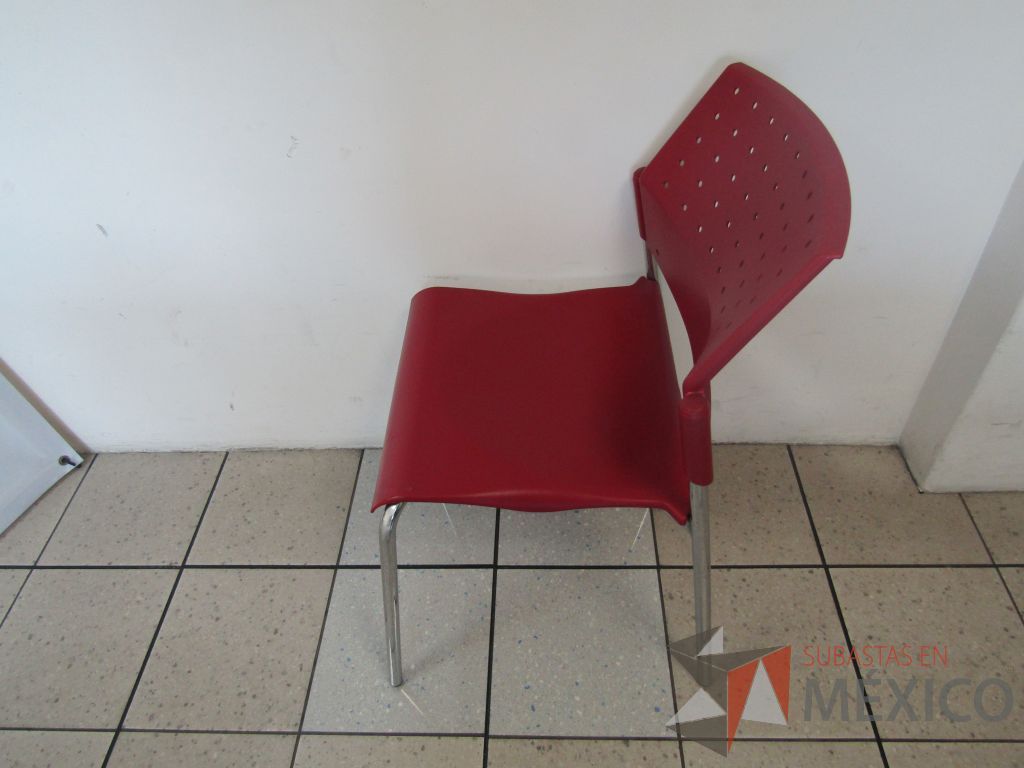 Lote 478 - 2 Sillas fijas, asiento y respaldo en plástico color rojo carmesí - Imagen 5