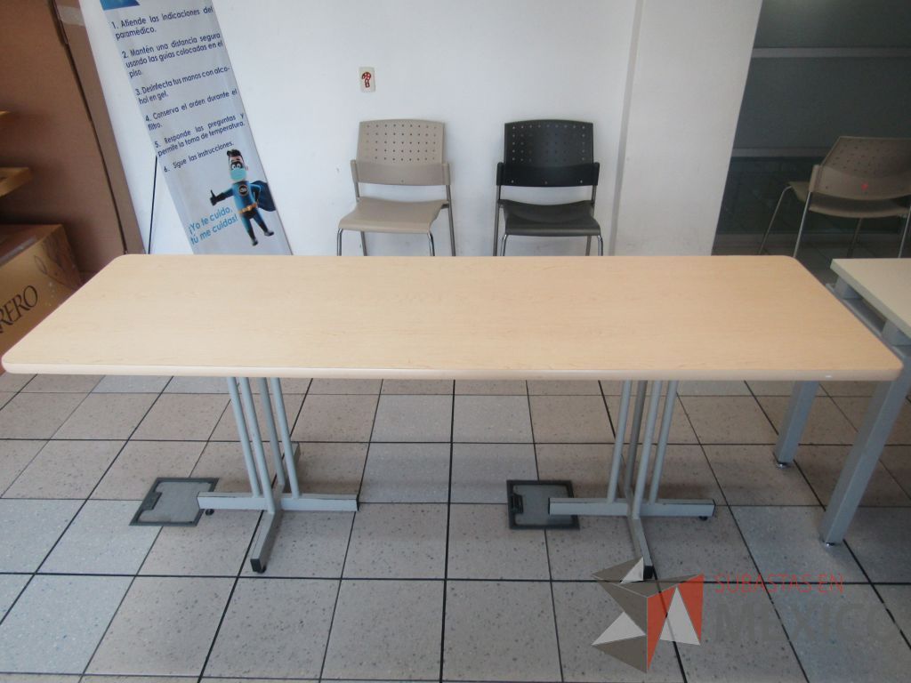 Lote 495 - Mesa de trabajo con 2 bases metálicas y cubierta color madera