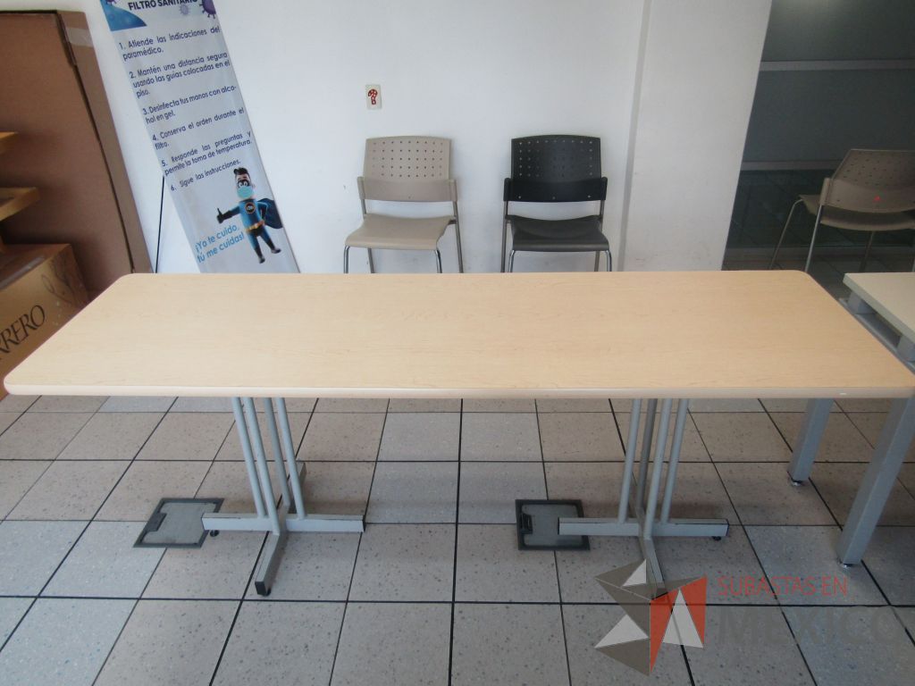 Lote 495 - Mesa de trabajo con 2 bases metálicas y cubierta color madera - Imagen 2