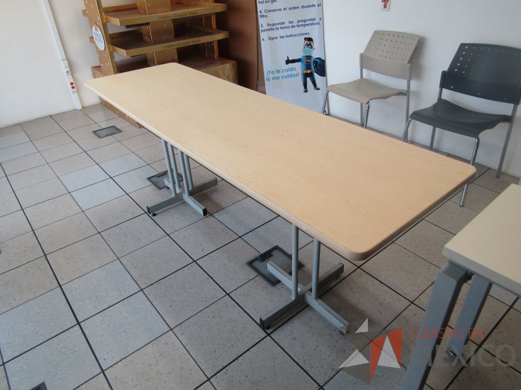 Lote 495 - Mesa de trabajo con 2 bases metálicas y cubierta color madera - Imagen 3