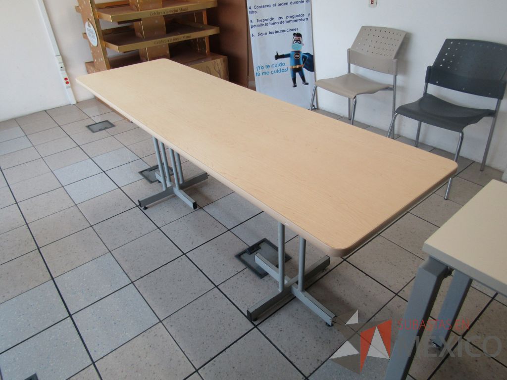 Lote 495 - Mesa de trabajo con 2 bases metálicas y cubierta color madera - Imagen 4