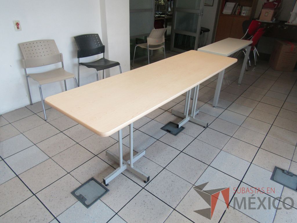 Lote 495 - Mesa de trabajo con 2 bases metálicas y cubierta color madera - Imagen 6