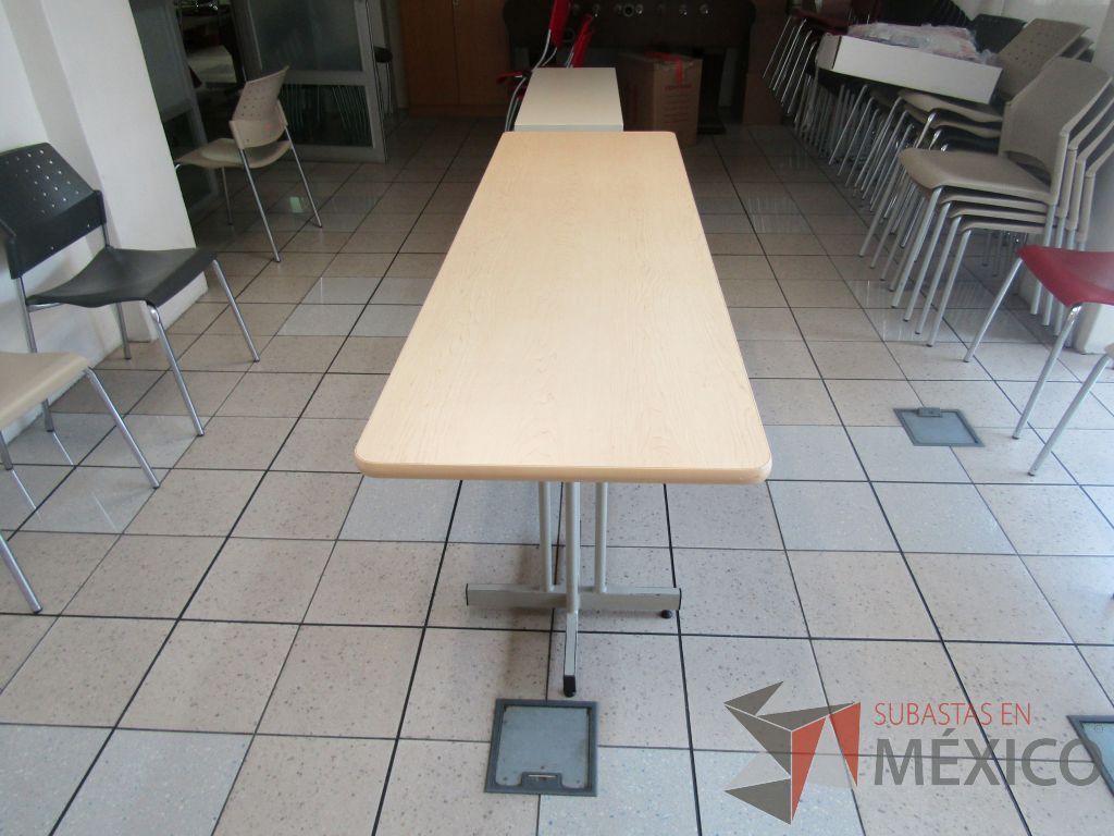 Lote 495 - Mesa de trabajo con 2 bases metálicas y cubierta color madera - Imagen 7