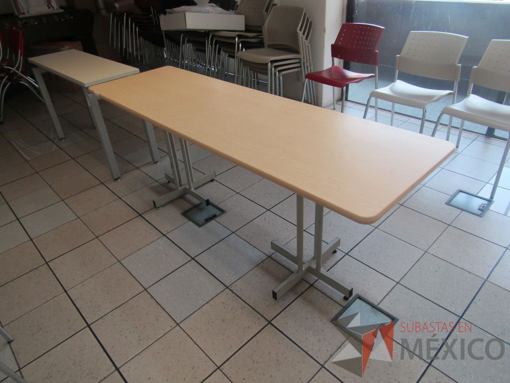 Lote 495 - Mesa de trabajo con 2 bases metálicas y cubierta color madera - Imagen 8