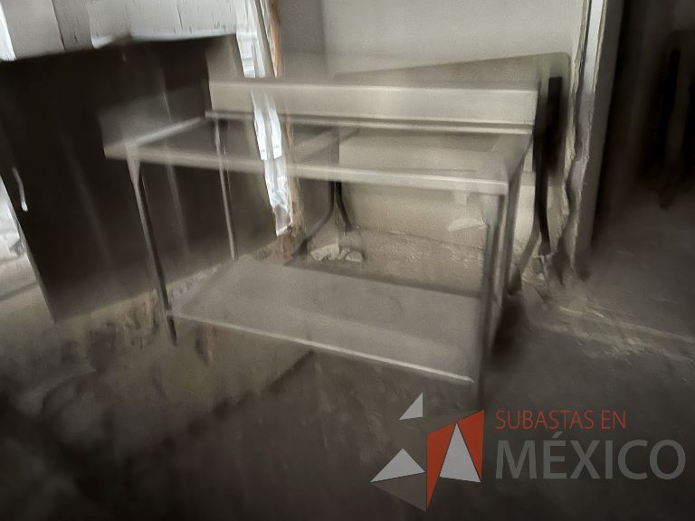 Lote 002 - Mesa de trabajo con 2 espacios y 1 entrepaño de acero inoxidable - Imagen 2