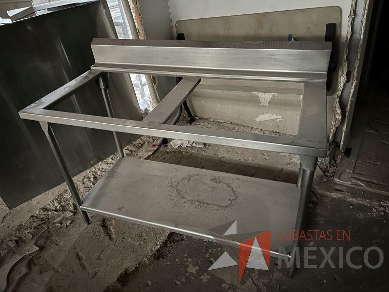Lote 002 - Mesa de trabajo con 2 espacios y 1 entrepaño de acero inoxidable - Imagen 3
