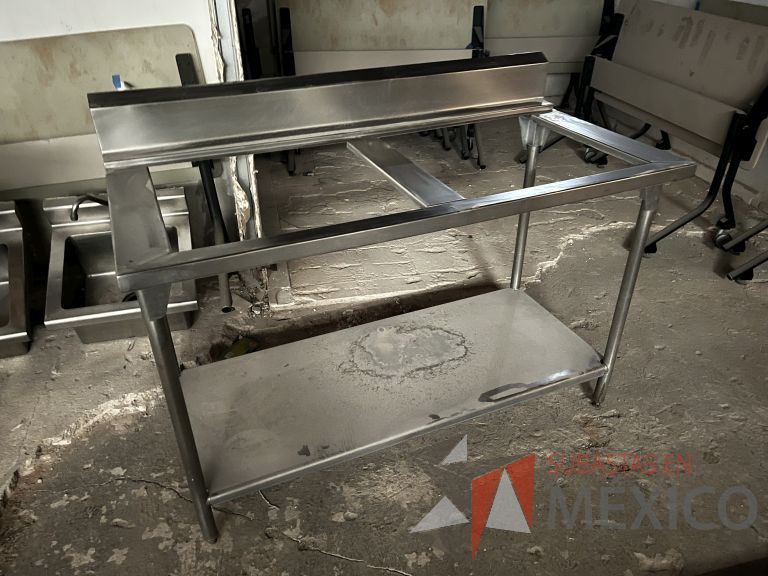 Lote 002 - Mesa de trabajo con 2 espacios y 1 entrepaño de acero inoxidable - Imagen 4