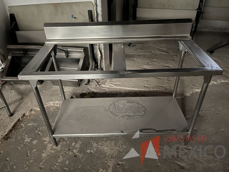 Lote 002 - Mesa de trabajo con 2 espacios y 1 entrepaño de acero inoxidable - Imagen 5