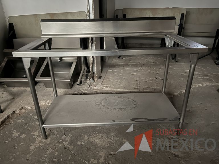 Lote 002 - Mesa de trabajo con 2 espacios y 1 entrepaño de acero inoxidable - Imagen 6