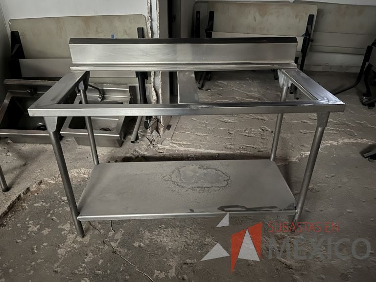 Lote 002 - Mesa de trabajo con 2 espacios y 1 entrepaño de acero inoxidable