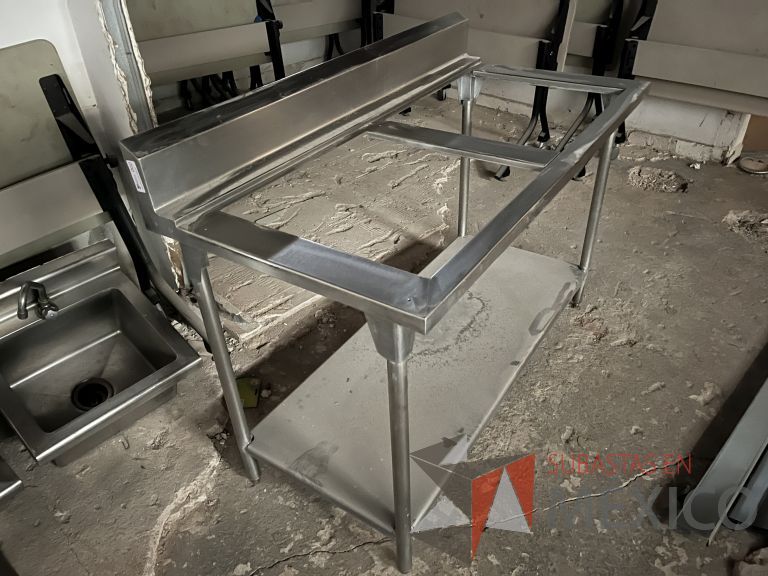 Lote 002 - Mesa de trabajo con 2 espacios y 1 entrepaño de acero inoxidable - Imagen 7