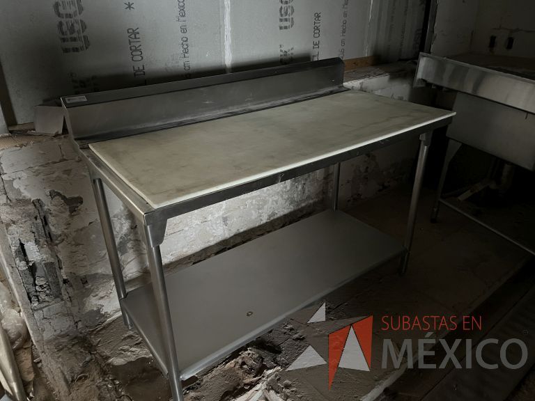 Lote 008 - Mesa de trabajo con superficie para picar y estructura de acero inoxidable - Imagen 2