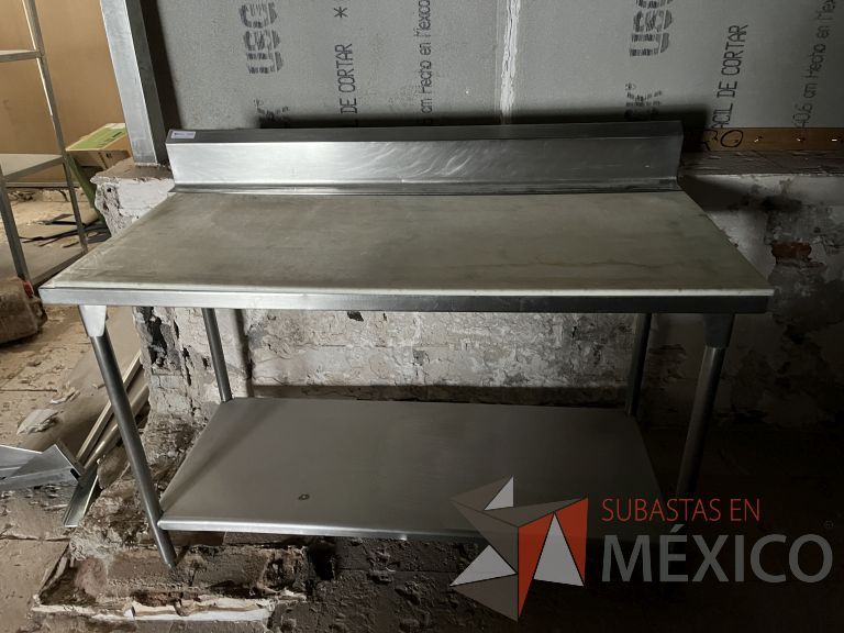 Lote 008 - Mesa de trabajo con superficie para picar y estructura de acero inoxidable - Imagen 3
