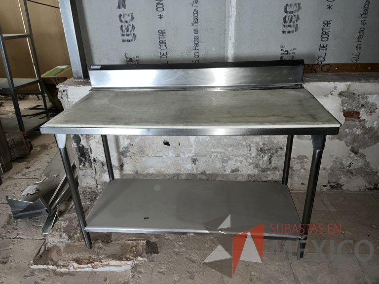 Lote 008 - Mesa de trabajo con superficie para picar y estructura de acero inoxidable - Imagen 4