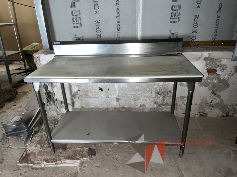 Lote 008 - Mesa de trabajo con superficie para picar y estructura de acero inoxidable - Imagen 5