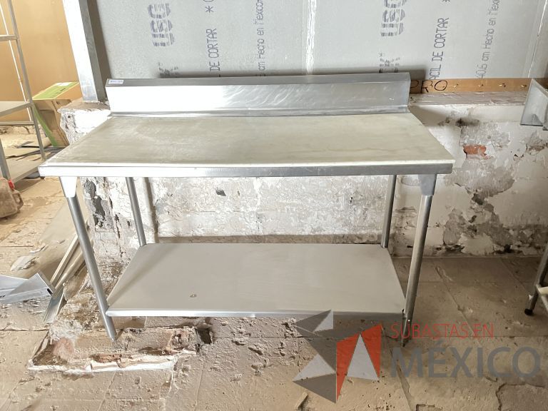 Lote 008 - Mesa de trabajo con superficie para picar y estructura de acero inoxidable - Imagen 6