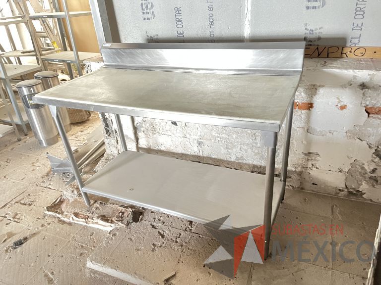 Lote 008 - Mesa de trabajo con superficie para picar y estructura de acero inoxidable - Imagen 7