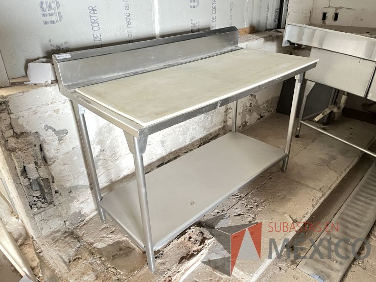 Lote 008 - Mesa de trabajo con superficie para picar y estructura de acero inoxidable