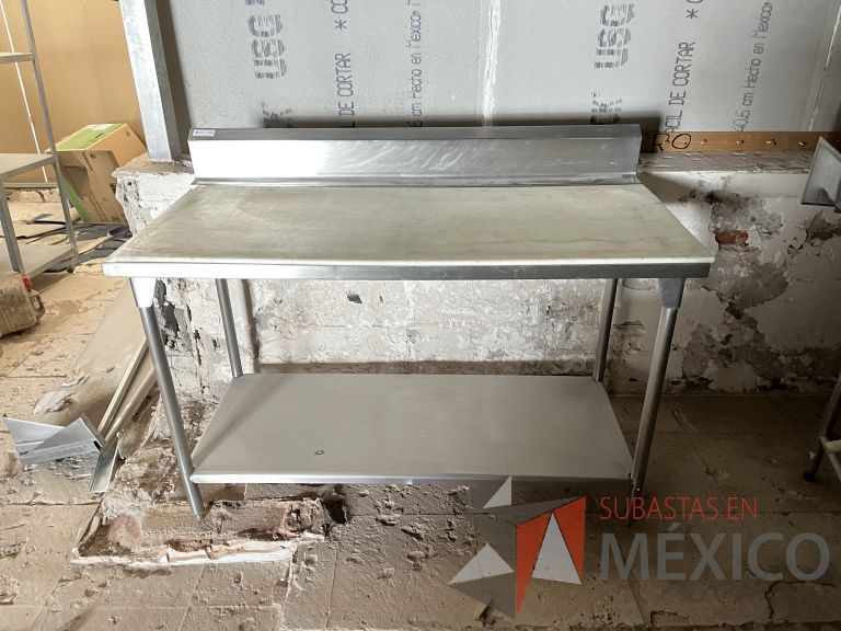 Lote 008 - Mesa de trabajo con superficie para picar y estructura de acero inoxidable - Imagen 8