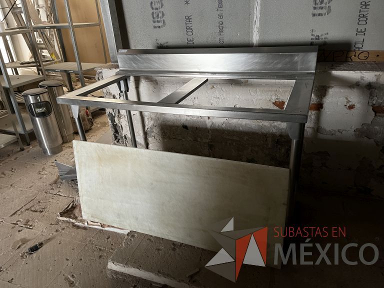 Lote 008 - Mesa de trabajo con superficie para picar y estructura de acero inoxidable - Imagen 9