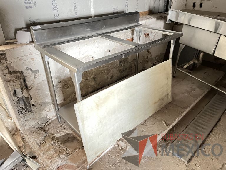 Lote 008 - Mesa de trabajo con superficie para picar y estructura de acero inoxidable - Imagen 10
