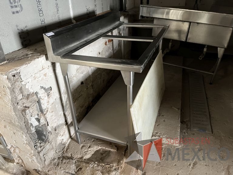 Lote 008 - Mesa de trabajo con superficie para picar y estructura de acero inoxidable - Imagen 11