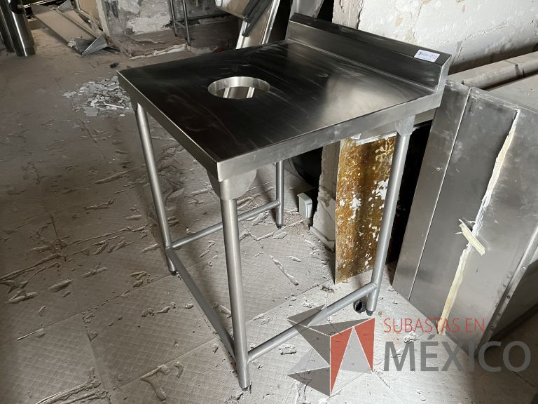 Lote 013 - Mesa de apoyo de acero inoxidable con orificio en la cubierta. - Imagen 2