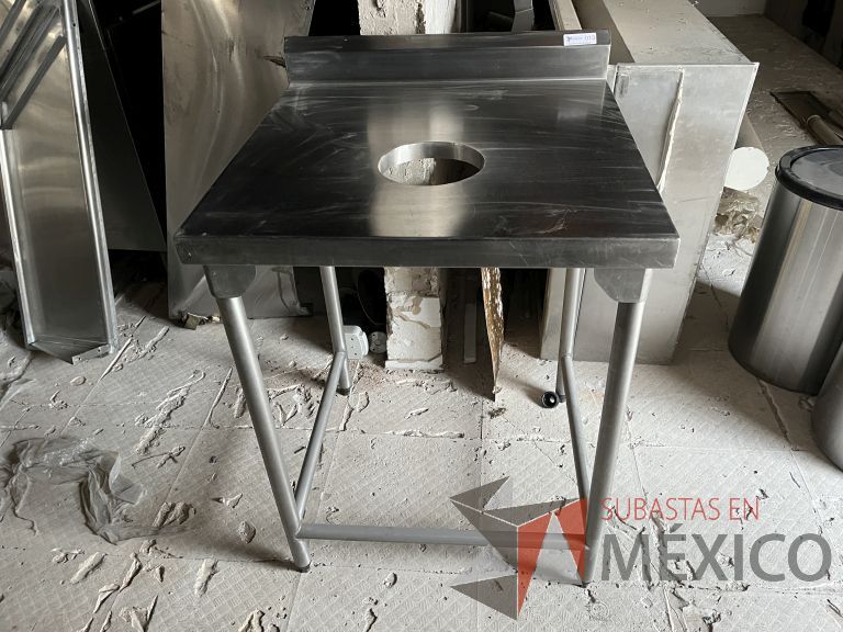Lote 013 - Mesa de apoyo de acero inoxidable con orificio en la cubierta. - Imagen 4