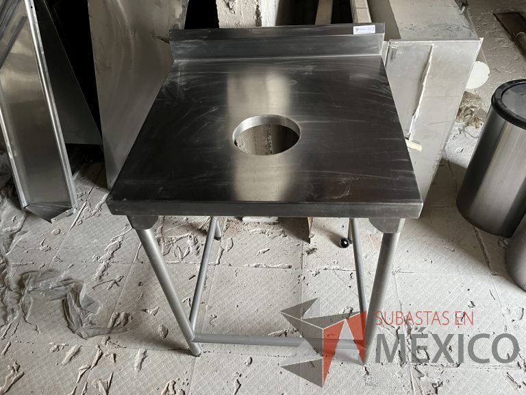 Lote 013 - Mesa de apoyo de acero inoxidable con orificio en la cubierta. - Imagen 5