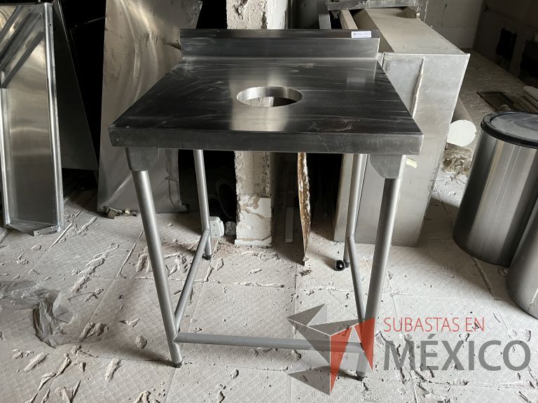Lote 013 - Mesa de apoyo de acero inoxidable con orificio en la cubierta. - Imagen 6