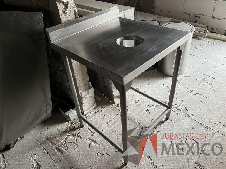 Lote 013 - Mesa de apoyo de acero inoxidable con orificio en la cubierta.