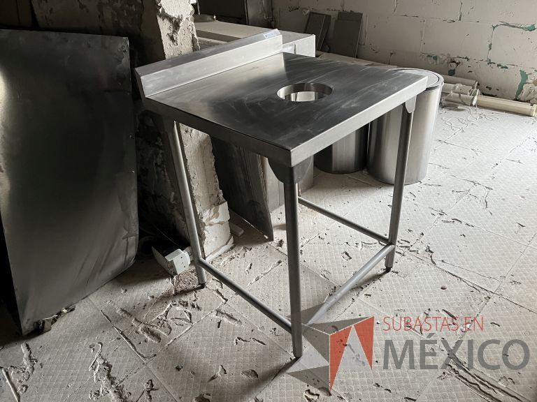 Lote 013 - Mesa de apoyo de acero inoxidable con orificio en la cubierta. - Imagen 7