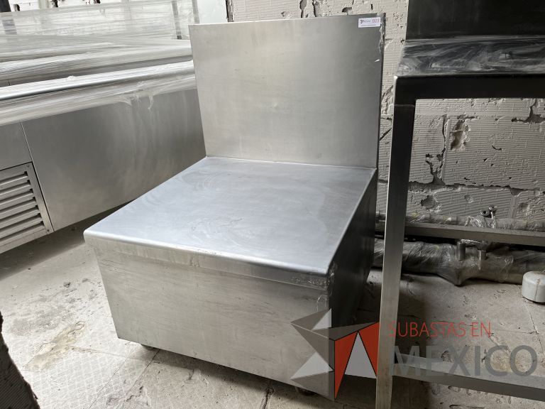 Lote 024 - Mesa de trabajo de acero inoxidable con ruedas