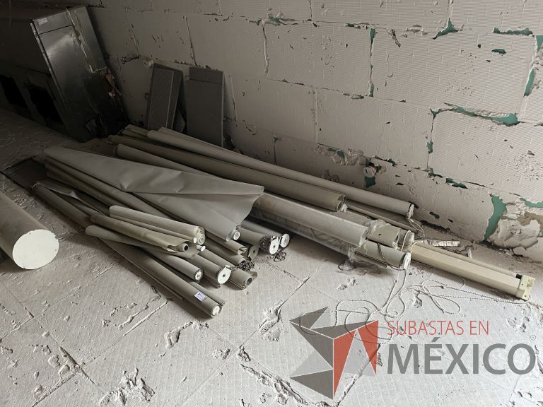 Lote 111 - Lote de accesorios para estación de trabajo y lote de persianas de diferentes modelos - Imagen 6
